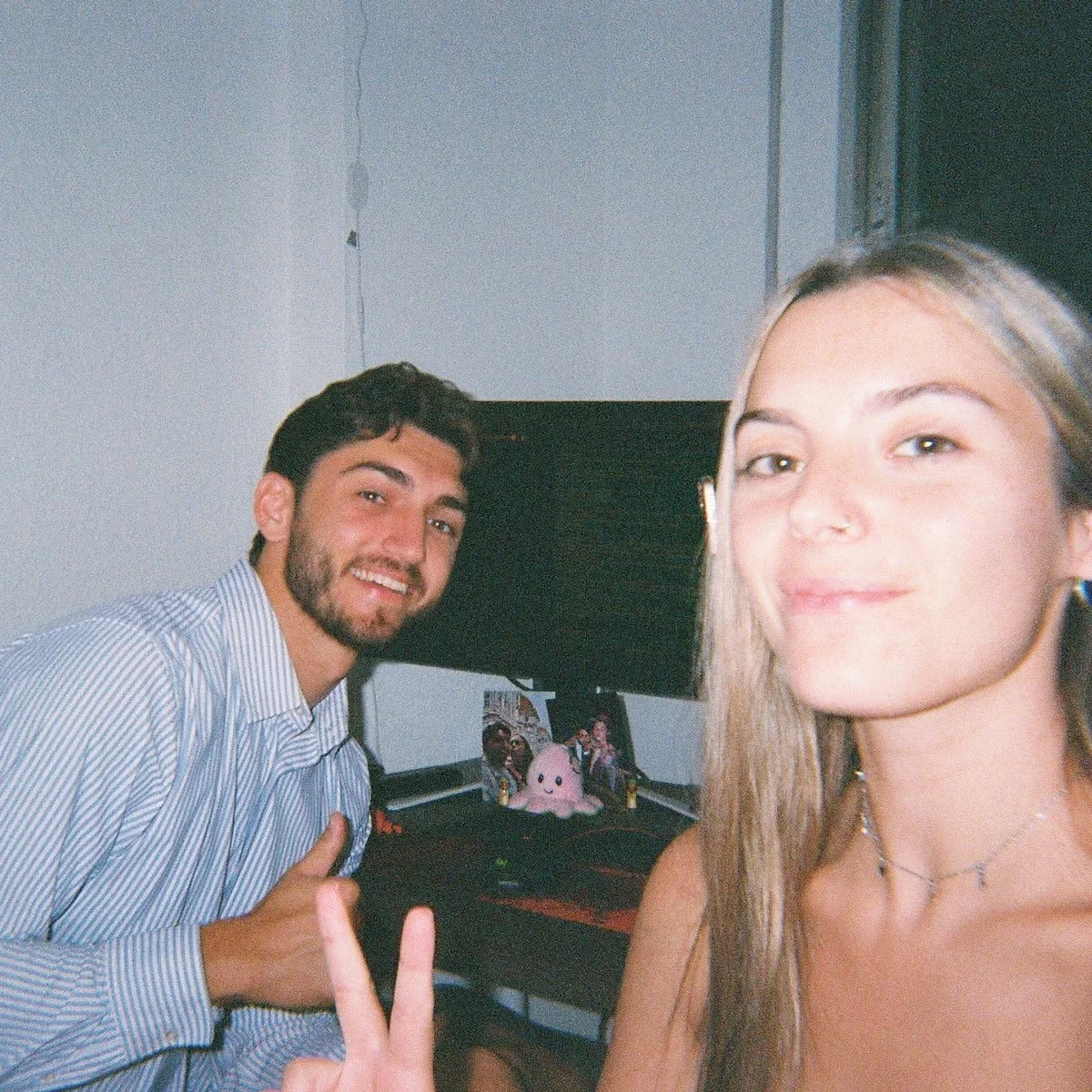 Dos integrantes del equipo posando para un selfie en la sala de grabación, al final del día